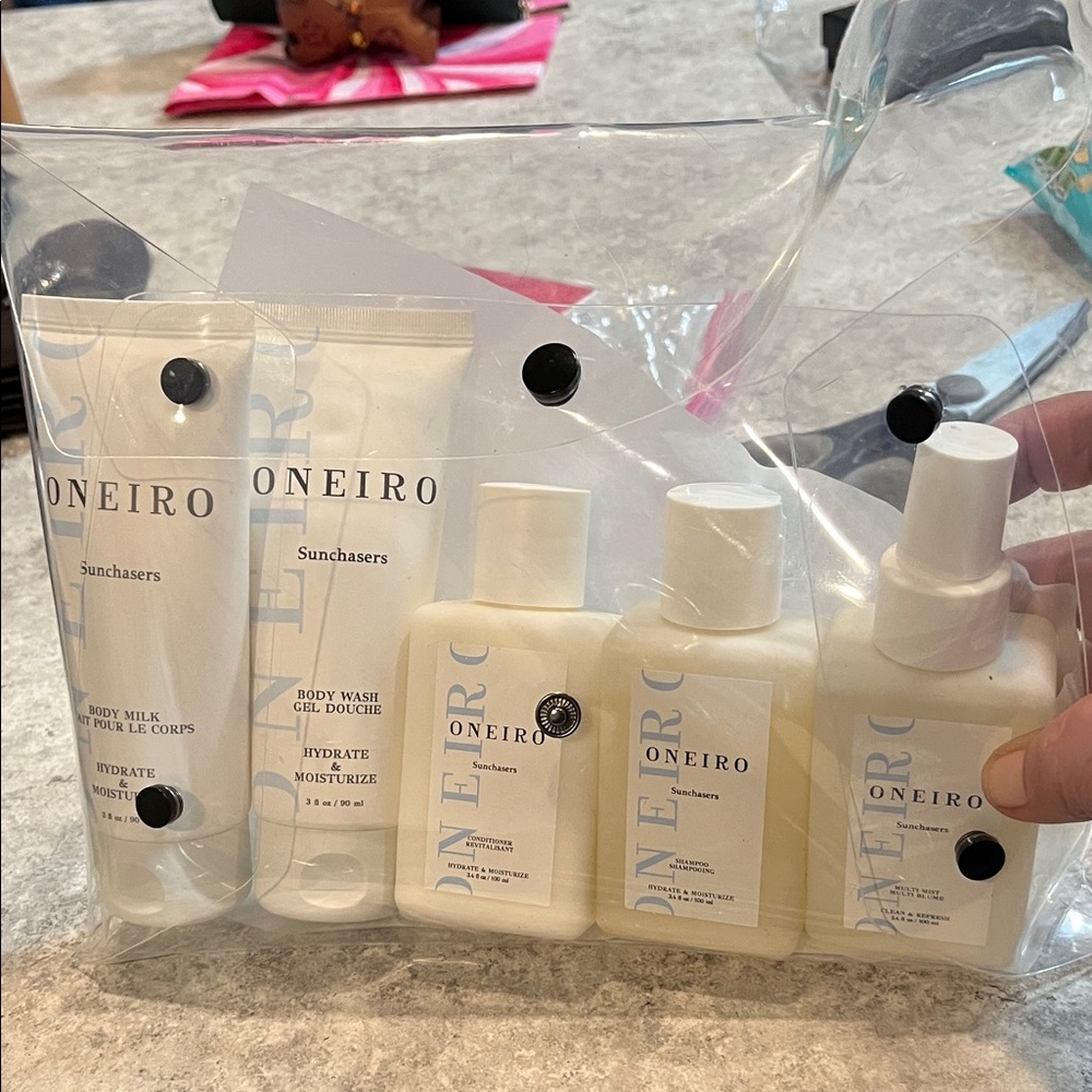 Oneiro Sunchasers Travel Toiletry Set - Cream & Pale Blue